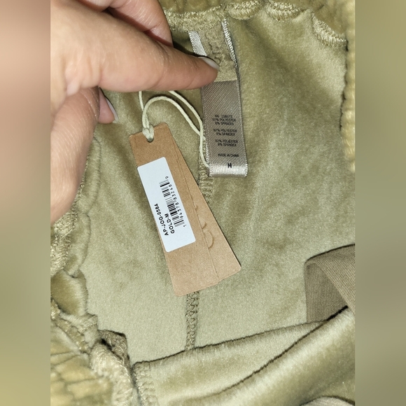 D3. NWT SKIMS HIGH WAISTED VELOUR JOGGERS IN GOLD SIZE MEDIUM - Picture 6 of 7